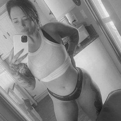 missamericaax's profile picture. ᴡʜɪᴛᴇ ᴘʀɪᴅᴇ // ᴅᴀʀᴋ ʜᴜᴍᴏʀ // ɢᴏᴅ, ɢᴜɴꜱ, ɢʏᴍ // ⚡️⚡️