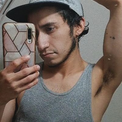 brincoyallavoy's profile picture. Me encanta ir por mi casa acariciando las paredes, girarme y por encima del hombro decir “Mi color favorito es el rosa. ¿Mi talento oculto? Estar loca”.