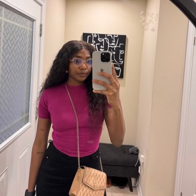 Ewonubari_'s profile picture. my head strong pass coconut, and I do usually engage in feminism. cardio princess.