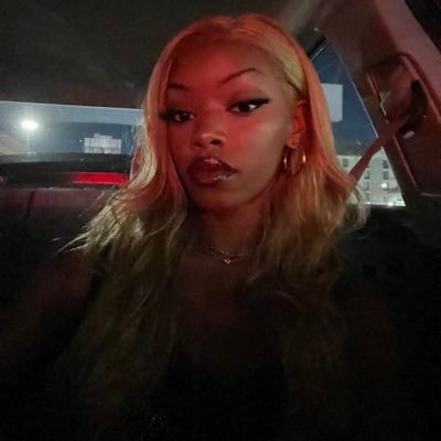 aniemfbananie's profile picture. 21 • houston