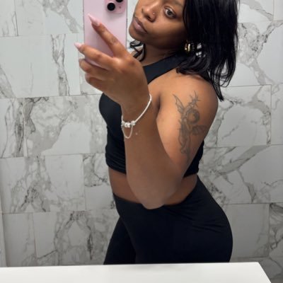 theLibra__'s profile picture. mom. wife. brat.