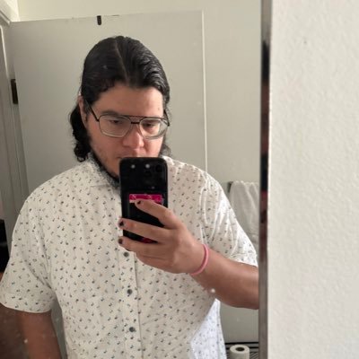 ItsVinsilla's profile picture. Lana 🩷 They/He - I retweet/tweet things but nobody even cares and that's okay 😄 | I stream when I feel like I can 😉