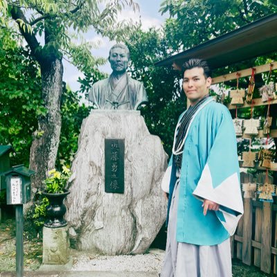 SssSket's profile picture. 劇団アフリカ座所属・鹿児島県出身 【銃が好き 】高校生の時に銃を作りたくて会社に勤めたけども飛行機を作る部署に。巡り巡って舞台役者へ