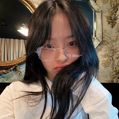 lalisarational's profile picture. that one girl who doesn't play about #njz #lisa˚.🪼༘⋆