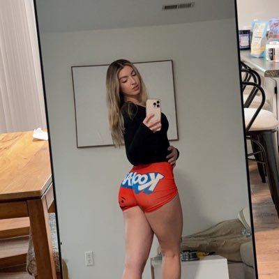 thebestherapist's profile picture. I’m a serious person looking for the right people not a coward 😊