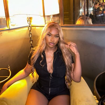 laurynne_mc's profile picture. 972/237