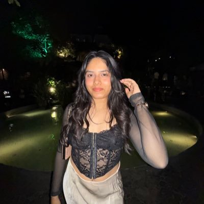 deetwts's profile picture. cat mom in another universe : )