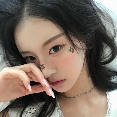 avhelic's profile picture. boOsiness account, 24