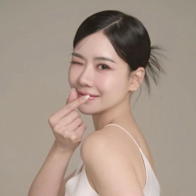 Carolineoemzz's profile picture. The world is a book, and I will read it.❤️