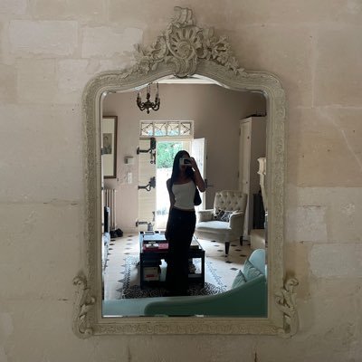 miakshm's profile picture. nonchalant