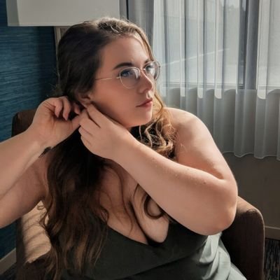 chloeontheair's profile picture. Your clumsy local radio host
 🎙️📻 @1075kissfm
                                 Reading | Gaming | D&D | Cooking