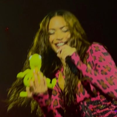 lareporterr's profile picture. 