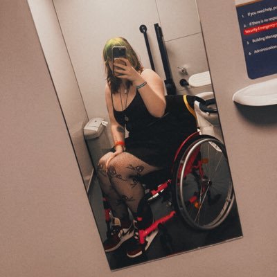 underscore_Loz's profile picture. 21//Skyglow//“Crawlers creative director”//Tourette’s + FND//Oldies station