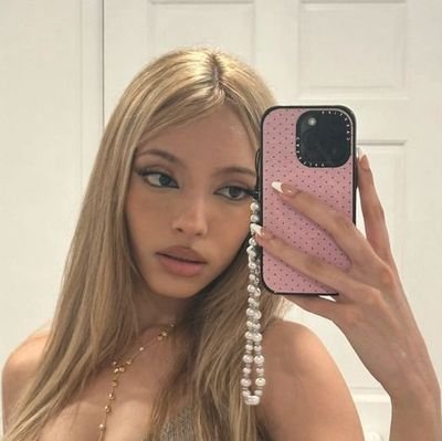 gabscvlho's profile picture. this is a story about a girl named Lucky.