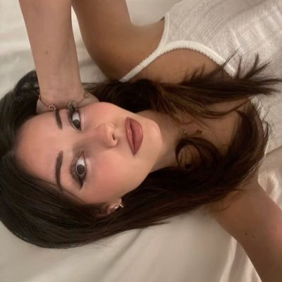 isavelour's profile picture. ᯓ★ i cry a lot but i am so productive, it's an art 🪷