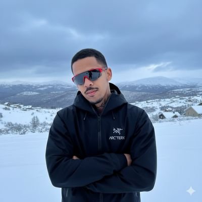 Emanueuzao's profile picture. 🔥 Jogador de Free Fire 🎮
📱💥 “UM DIA É O BOY, OUTRO É O MVP” 👑
💫 No foco até virar lenda
❤️‍🔥 Solteiro, mas com mira certeira