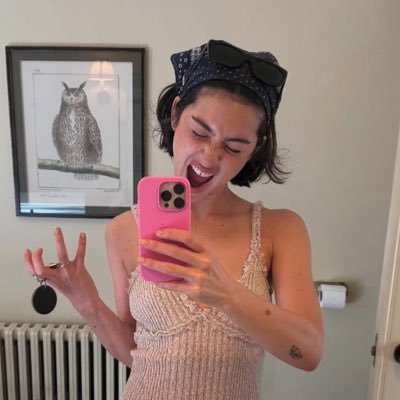 ihrtehe's profile picture. should be a pretty crier | she/her