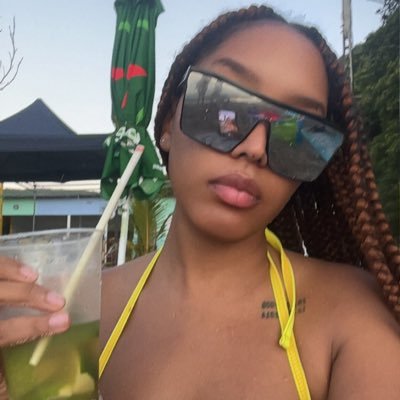 lizilameduse's profile picture. 🪼 | delgrèsiste | mes tweets n’engagent que moi