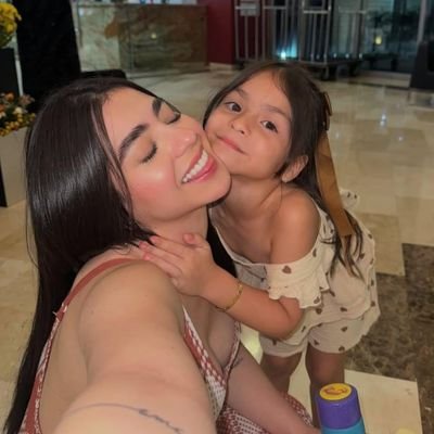 CarlyL2285's profile picture. 