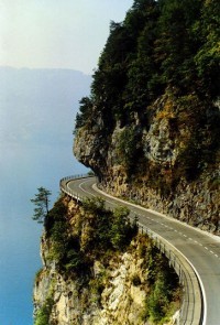 Entre la cumbre y el precipicio, el angosto y hermoso camino