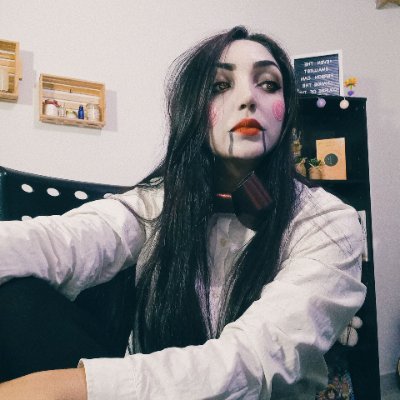 DanniZttv's profile picture. Streamer Paisa • Twitch 💜 Búho con gafas. Amante de los tattoos, música y libros. Tengo un PhD manqueando en videojuegos 🎮