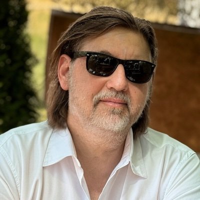 macbor's profile picture. Maciej Borkowski, dr germanistyki, gitarzysta, miłośnik szachów • Nie jestem hrabią! 🙂 #polszczyzna #MojeGranie