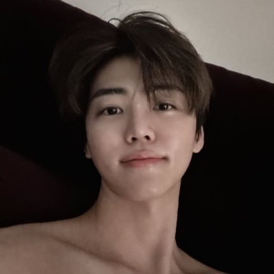 mclinconia's profile picture. Ogni sguardo diventa un varco e ogni ombra un cielo che cambia.