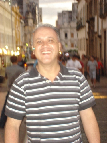 Economista, servidor público, atleticano, blogueiro, petista, analista político por hobby e militante para as causas sociais e ambientais via blogs, twitters.