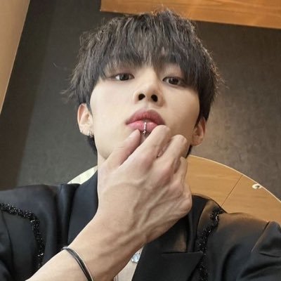 sunwooisbetter's profile picture. currently listening to starrynight by #THEBOYZ.       she/her 19
