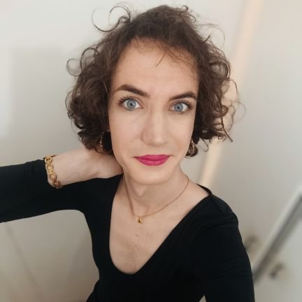 LittleSiouz's profile picture. FR/EN Blue-eyed trans brat and librarian. 💚 HRT started : 12/19/24. She/Her. Présidente du fan club non officiel de Pedro Pascal et TERFs slayeuse.