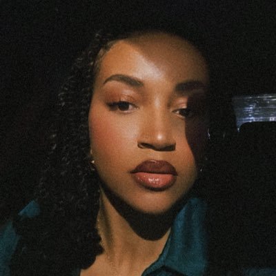 reallildebbie2's profile picture. “What ever happened to . . . customer service?” 🔺🐘