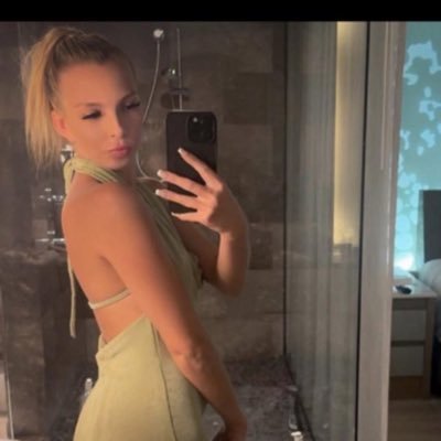 sayhello420's profile picture. 