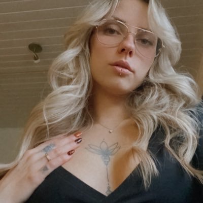 Kellielynn_xo's profile picture. Blonde goddess. Spoiled. Bratty. https://t.co/nvDy6OQ0H1