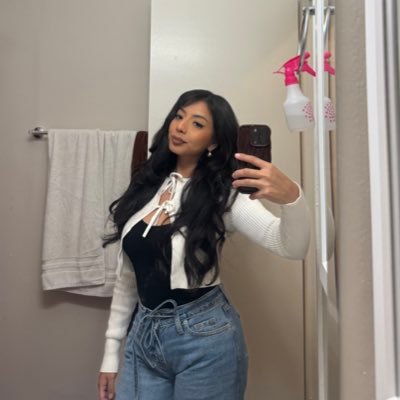 buzzzbombb's profile picture. 🎭