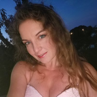 loracampbell84's profile picture. 