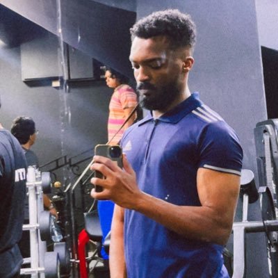 AmrinhoS's profile picture. متواضع انا زي “ ibra “ وطويل اطول من " messi “ ✌🏾 #MiaSanMia