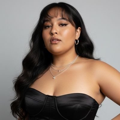 _heyymandy's profile picture. 🌙 Perdida entre páginas e surtos literários | 🎨 Designer realizadora de sonhos | ✍️ Aspirante a escritora, vivendo nos meus devaneios. 💜