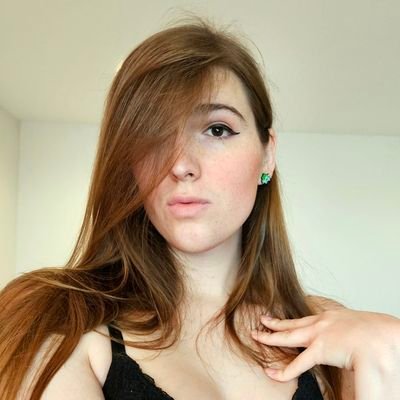 valerie_on_e's profile picture. im probably taller than you | cute sometimes | see more of me ⬇️⬇️