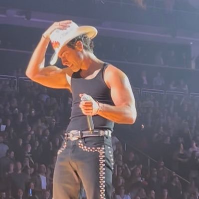 shelightsuprry's profile picture. how lucky are we 🍂pfp is MY picture💟