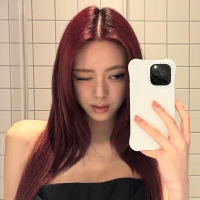 kur0sh1mi's profile picture. chaeryeong and yuna collector