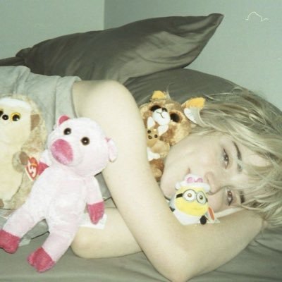 redwinesupersta's profile picture. shauna shipman selfcest.