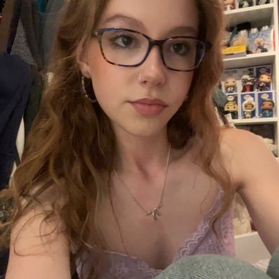 meanttofeel's profile picture. 💒 it’s coming up lavender ─ .✦ #1 portrait of a dead girl stan ✩⋆｡°