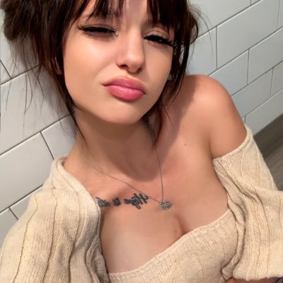 ok_whateverrr's profile picture. 25 | twitch streamer | im not real