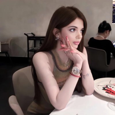 Genevievefxd's profile picture. Diving deep into the ocean and finding peace. Life’s better when you float above and below the surface 🌊💙