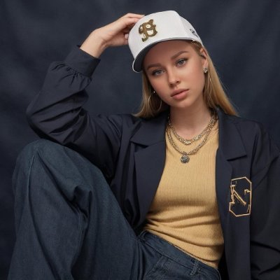 Yaroslava1qu's profile picture. 💐 “I enjoy hiking, tennis, flowers, thoughtful investing, and elegant shopping—these are my 💓