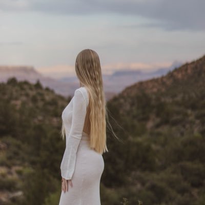 artbykmf_'s profile picture. pyrography artist ☼ • nature lover ♡ • art grad • ig: @artbykmf_