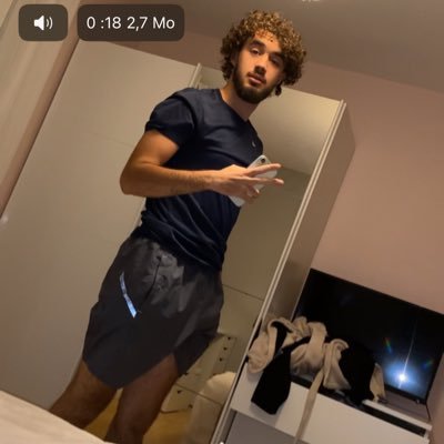 waswashumain's profile picture. indémodable comme une ptn d’paire de requins