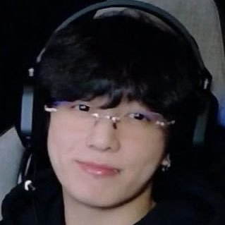 kookrev's profile picture. ⠀⠀⠀⠀ eu, taehyung e o tannie assistindo run bts