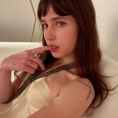 closureamour's profile picture. 🦢 Forever is the sweetest con, ★彡