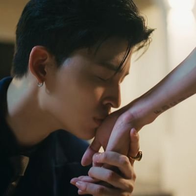 hilaphobic's profile picture. menenun kenangan lewat fiksi 🍃 || akses all works di Google sheets (link)